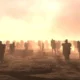 Centenas de pessoas caminhando pelo Horizon off the Dawn em Welcome To The Dark Place