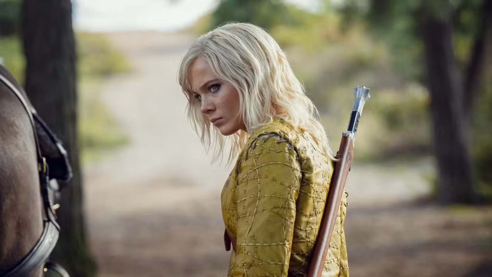 Ciri (Freya Allan) usa uma espada nas costas e fica perto de um cavalo na 4ª temporada de The Witcher