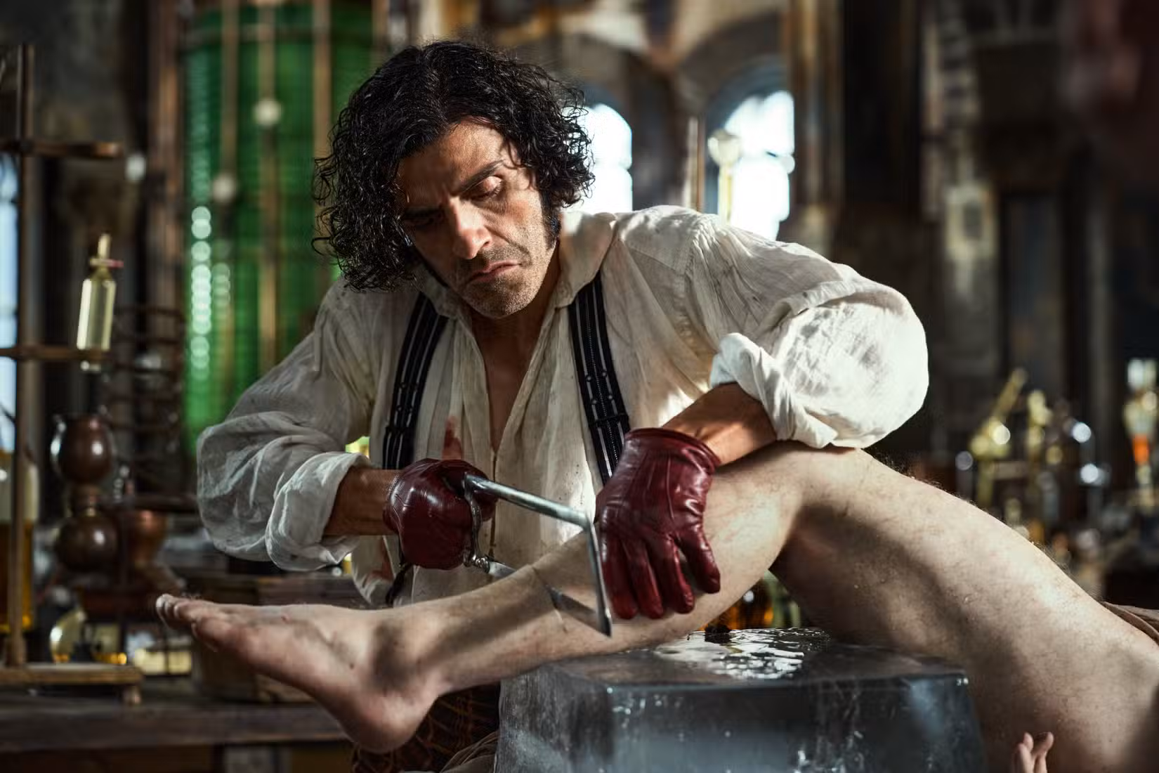 Victor Frankenstein corta um cadáver em Frankenstein