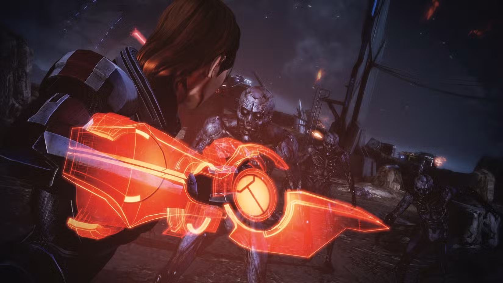 Shepard feminina lutando contra alienígenas com uma Omni Blade em Mass Effect Legendary Edition