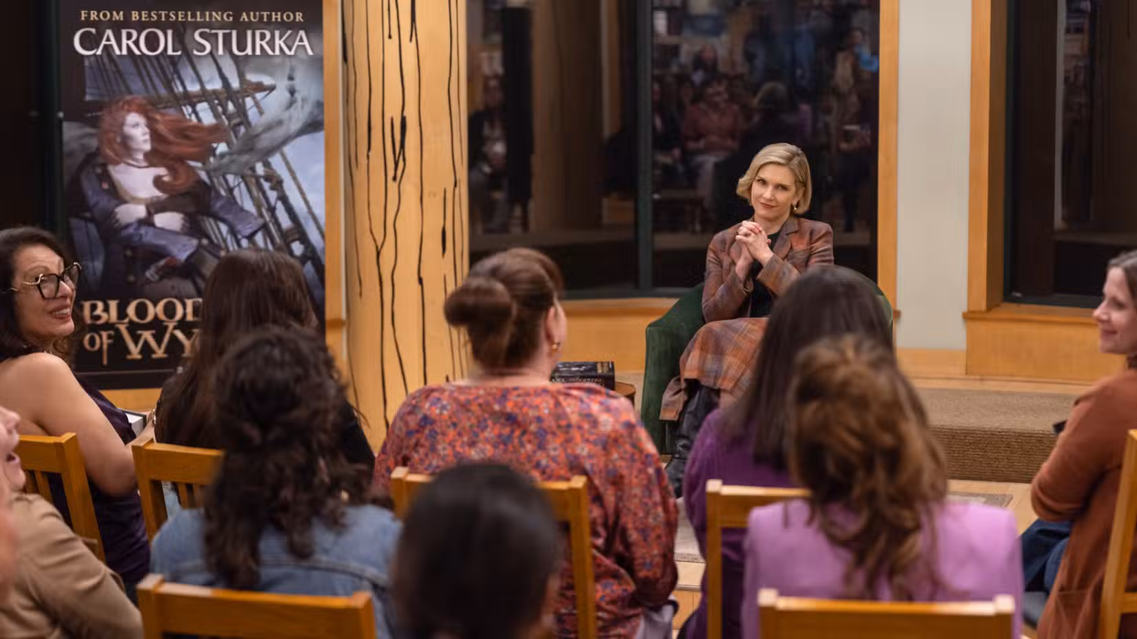 Carol fala para uma multidão durante uma sessão de autógrafos na Barnes & Noble.