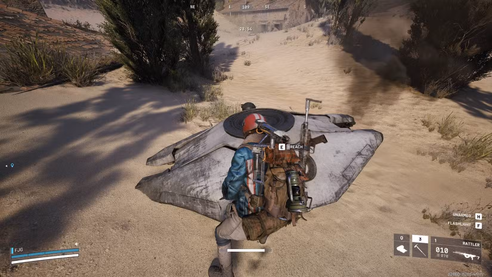 O jogador em Arc Raiders invadindo uma sonda Arc derrubada.