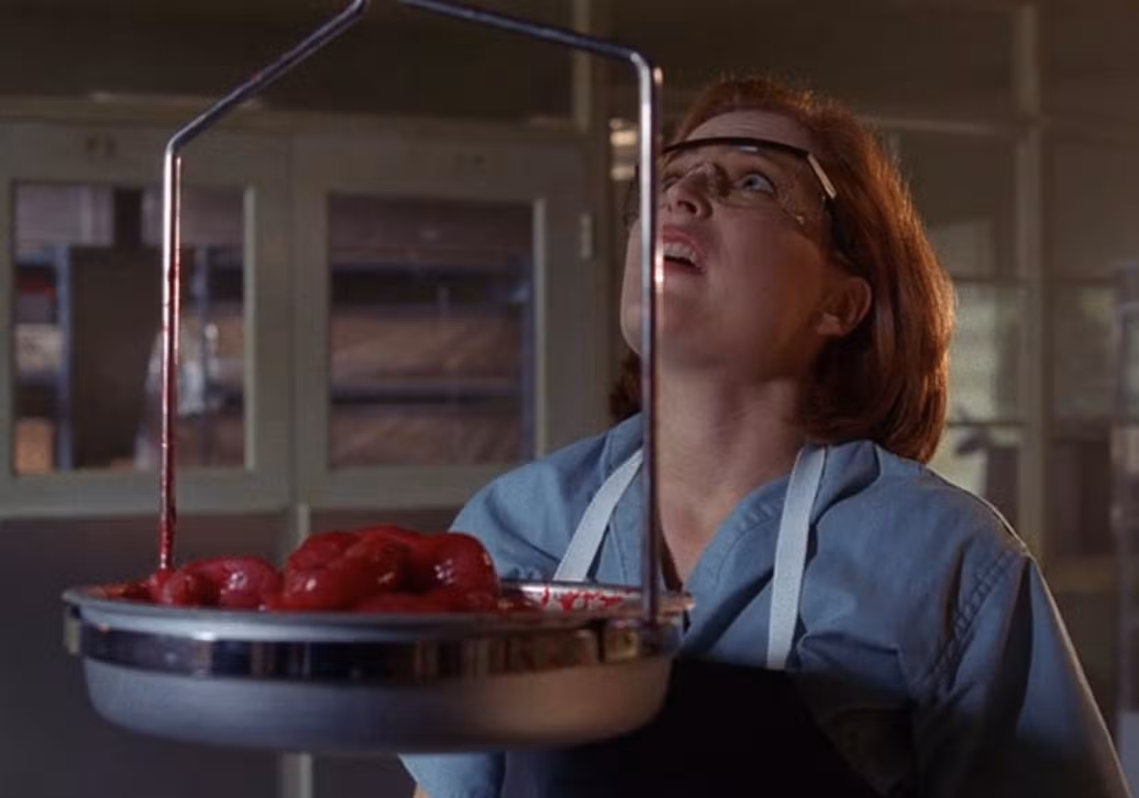 Dana Scully (Gillian Anderson) pesa uma pilha de órgãos no episódio de Arquivo X "Sangue ruim"