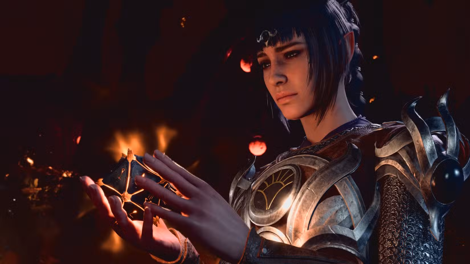 Shadowheart, uma clériga, olha para um dispositivo mágico em suas mãos em Baldur's Gate 3