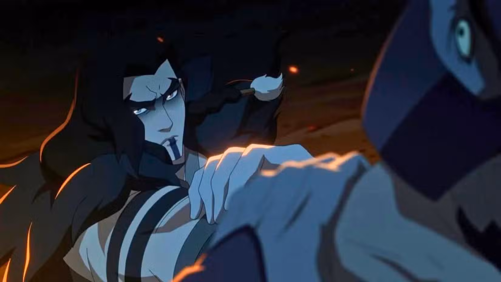 Uma captura de tela de Yasha na série animada de Critical Role, The Mighty Nein. Alta e musculosa, ela segura alguém pela garganta.