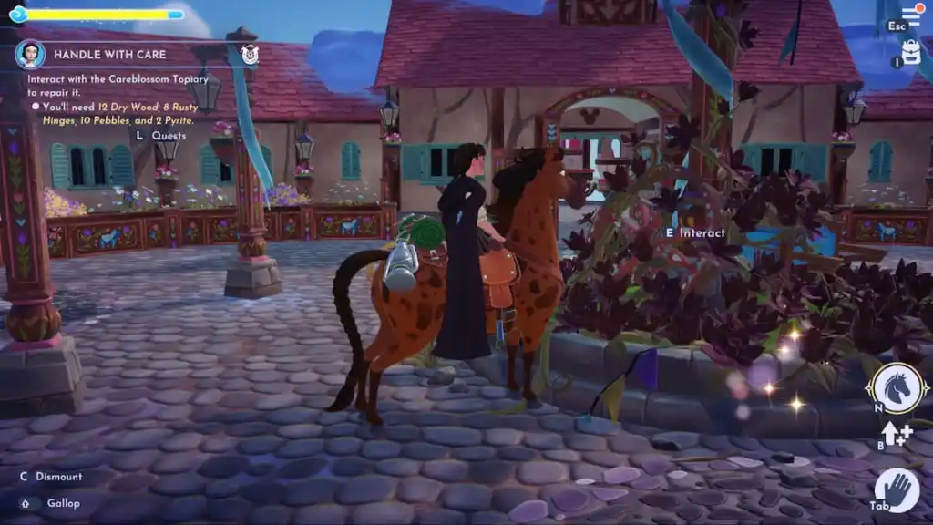 interagindo com a topiária para consertá-la no Disney Dreamlight Valley