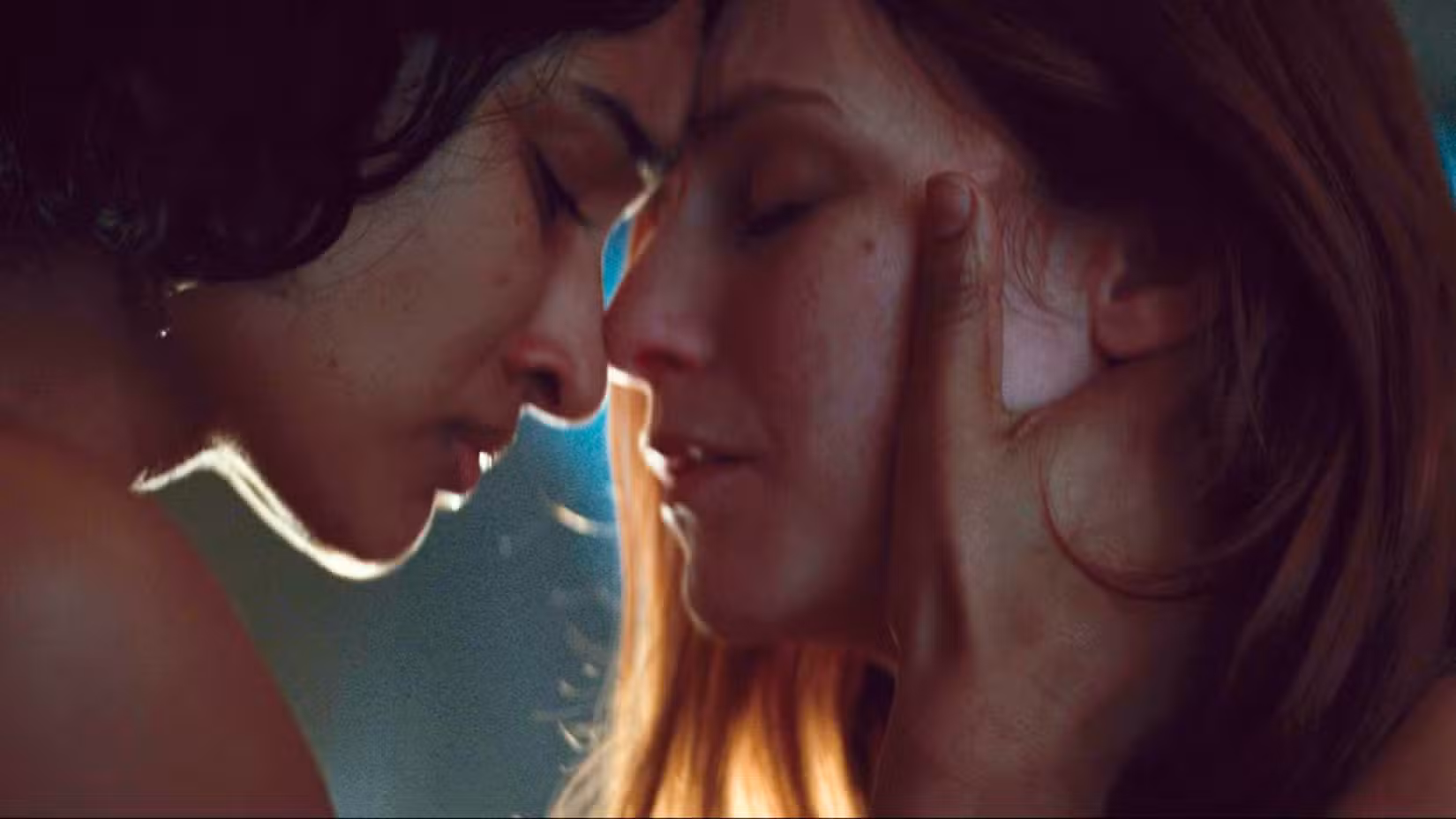 Uma captura de tela da 2ª temporada de Andor apresentando Cinta Kaz (Varada Sethu) e Vel Sartha (Faye Marsay), suas cabeças pressionadas juntas em um abraço.