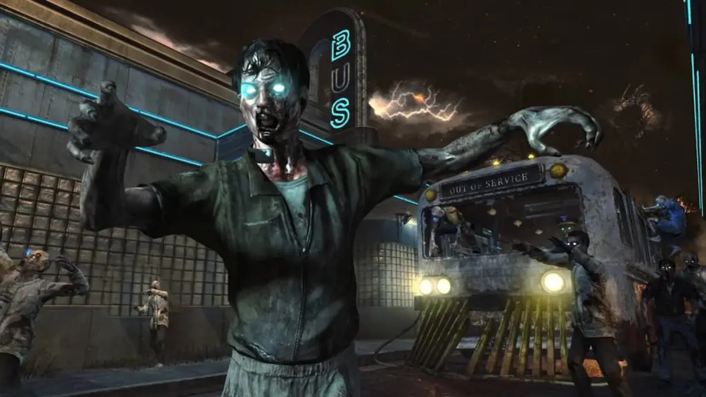 Um zumbi correndo na frente de um ônibus no mapa Tranzit em Black Ops 2.