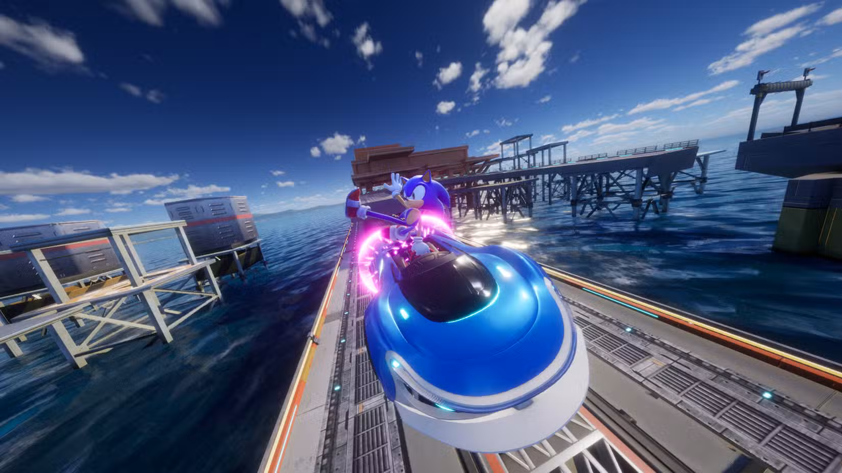 Sonic faz um truque enquanto voa pelo ar com seu carro em Sonic Racing: CrossWorlds
