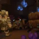 Um personagem fugindo de um monstro em Hytale.