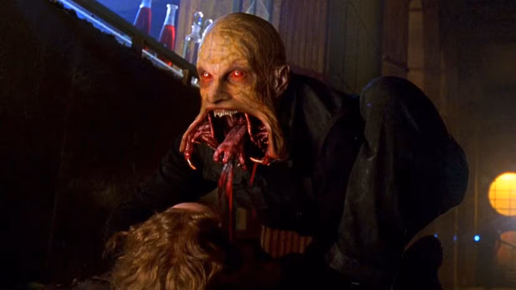 Uma imagem de um Reaper atacando uma vítima em Blade 2