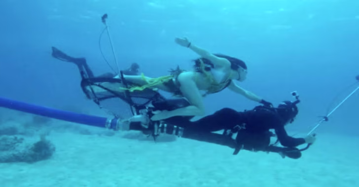 Um dublê segura um motorista de Jetovator durante uma das sessões de captura de performance subaquática de Avatar no Caribe