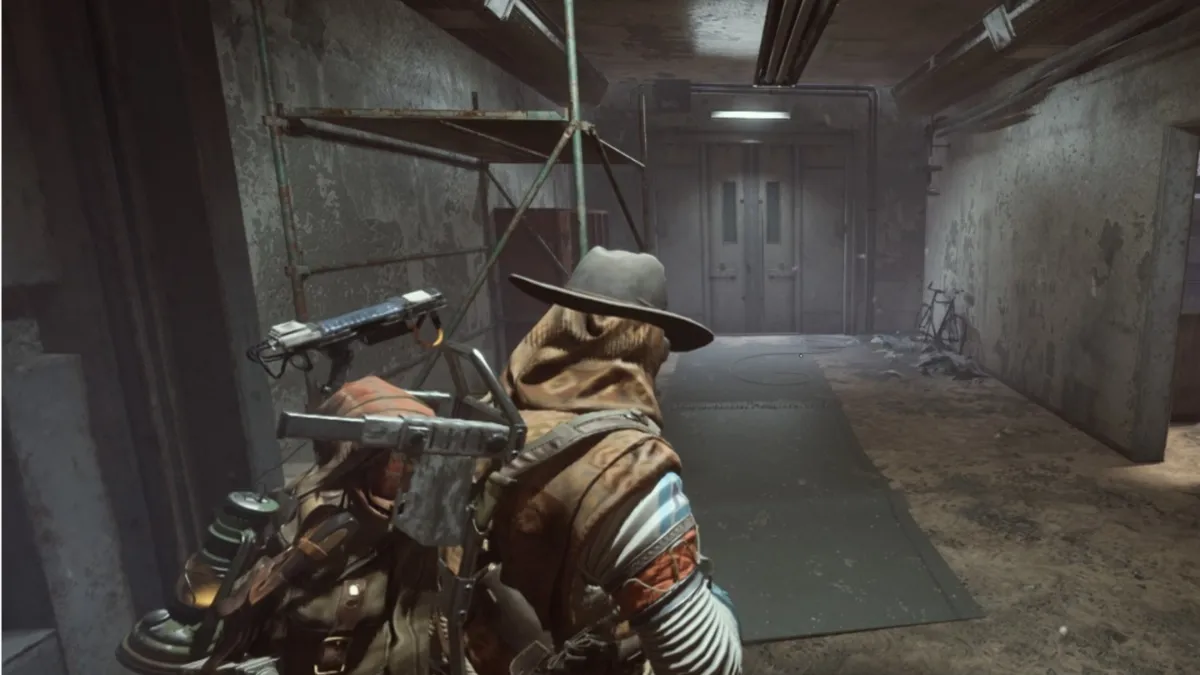 Jogador na frente de uma porta em ARC Raiders