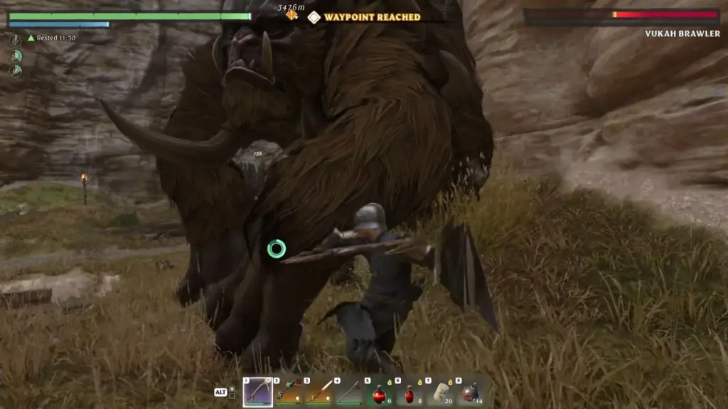 Um jogador luta contra um Vukah Brawler em Enshrouded.