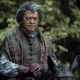 Regis (Laurence Fishburne) monta um cavalo preto em The Witcher