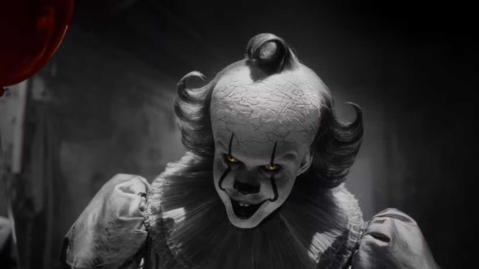 Pennywise (Bill Skarsgard) em um flashback em It: Bem-vindo a Derry