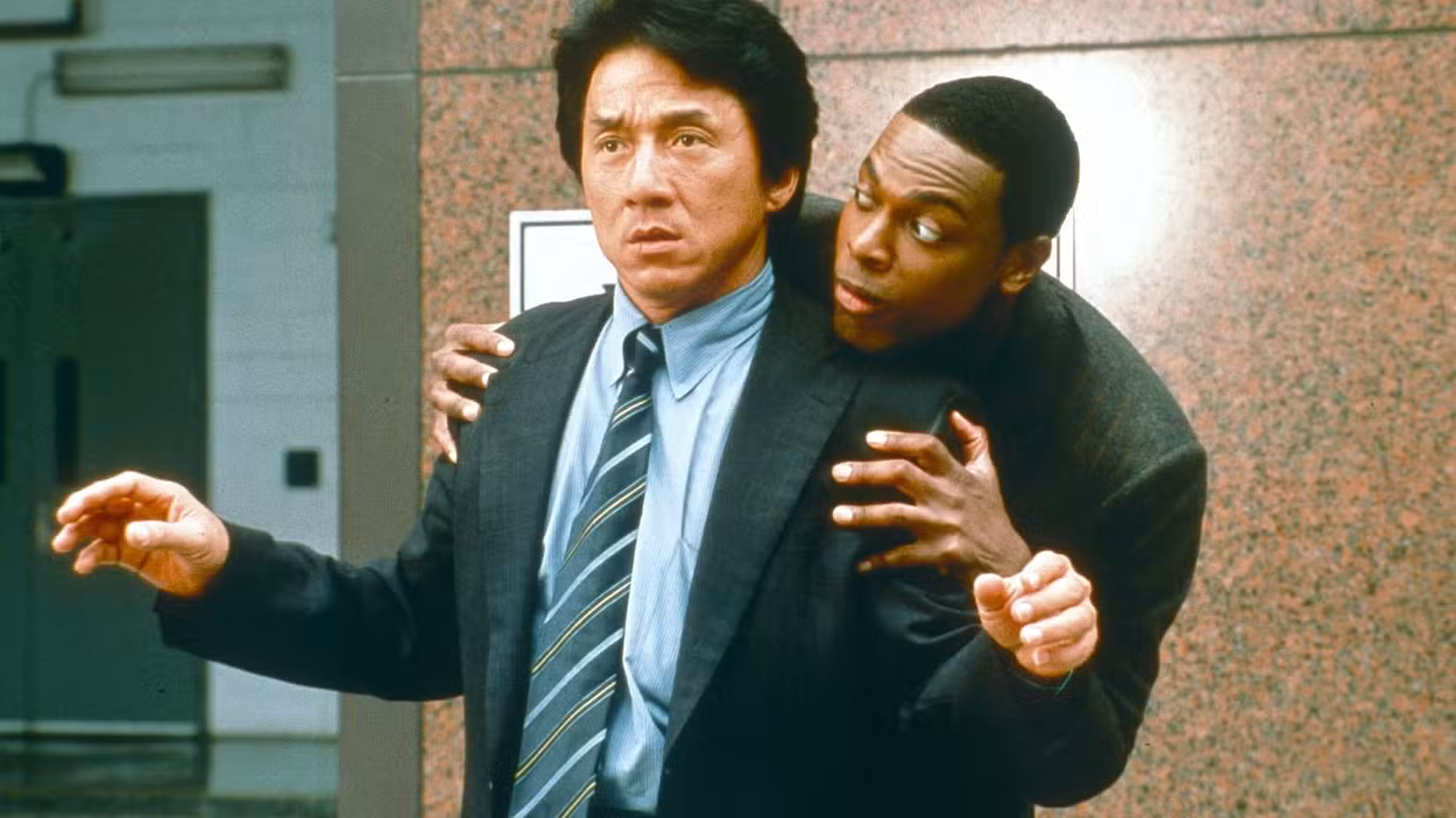 Chris Tucker se encolhendo atrás de Jackie Chan em Rush Hour 2