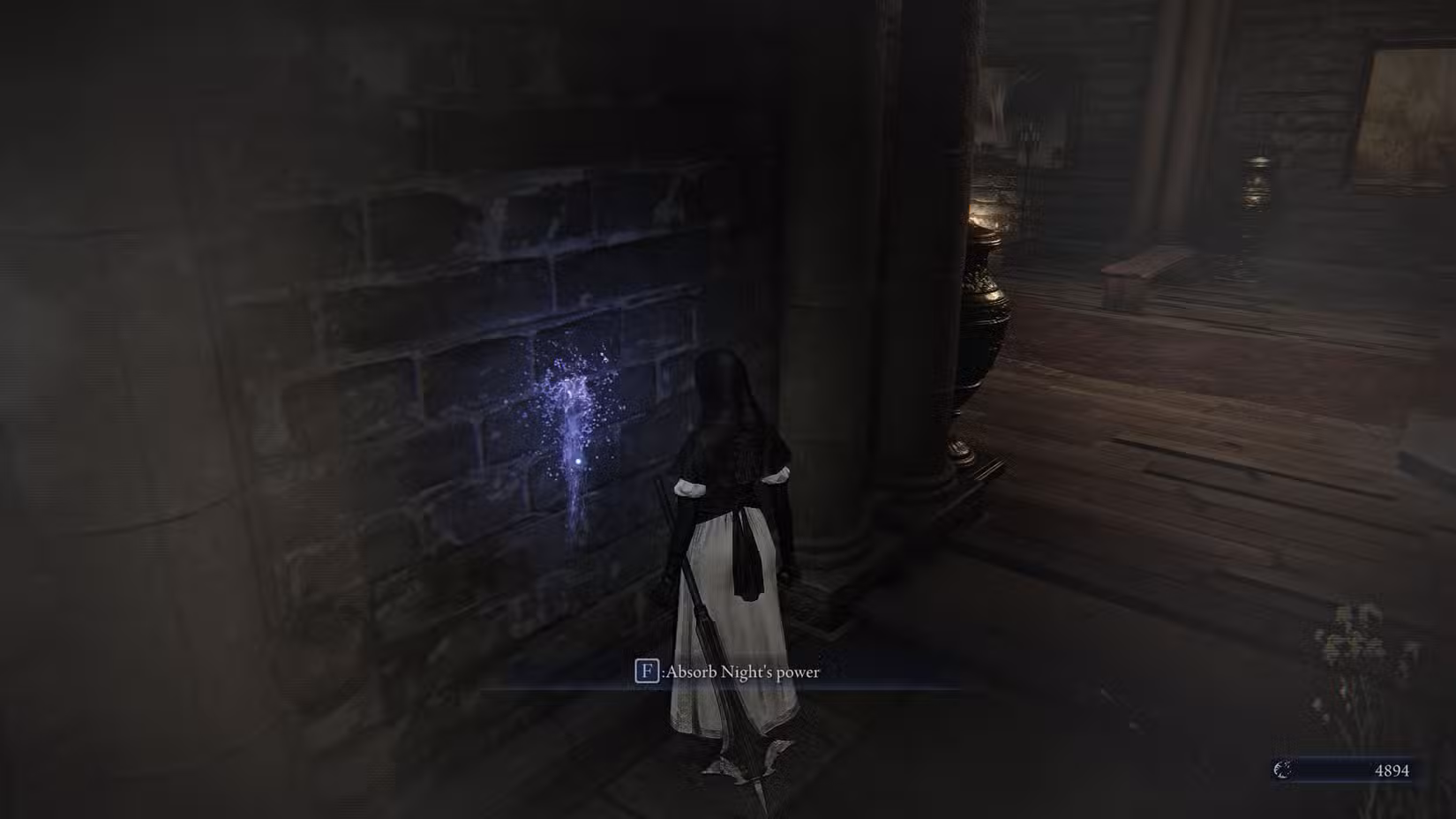 Uma captura de tela de Elden Ring Nightreign mostrando o Undertaker em frente a uma parede onde há um brilho azul