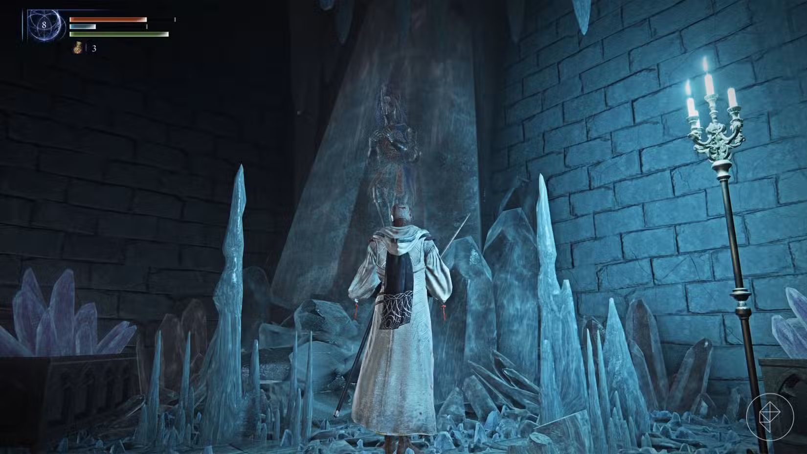 O Erudito diante de um cavaleiro em um cristal gigante em Elden Ring Nightreign.