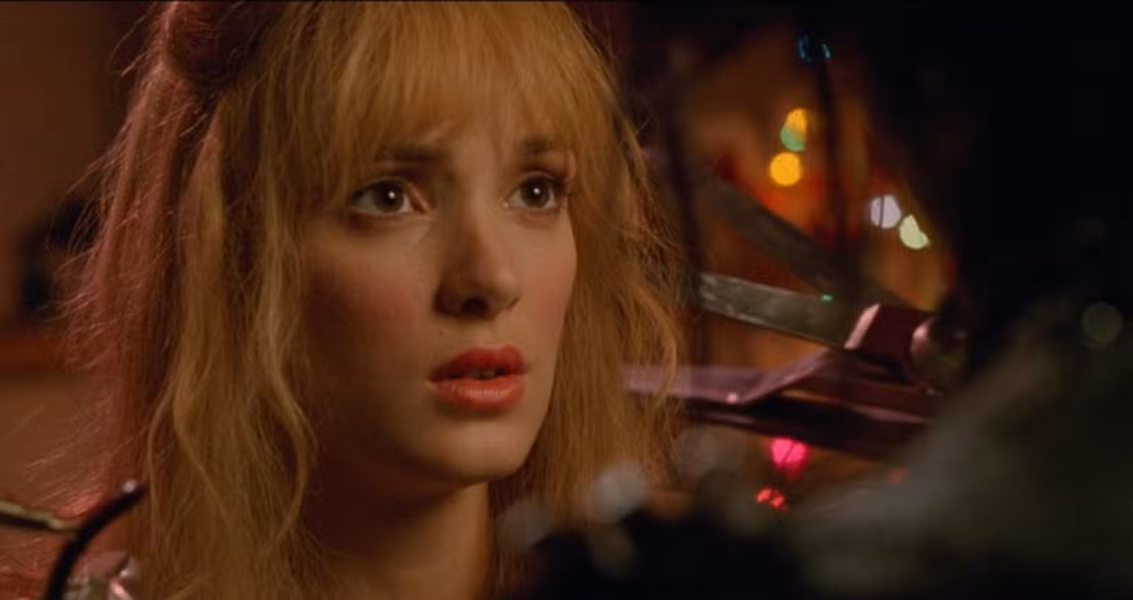 Em uma cena de Edward Mãos de Tesoura, a câmera foca em um close de Kim (Winona Ryder) enquanto Edward tenta tocar seu rosto com suas mãos afiadas e afiadas.