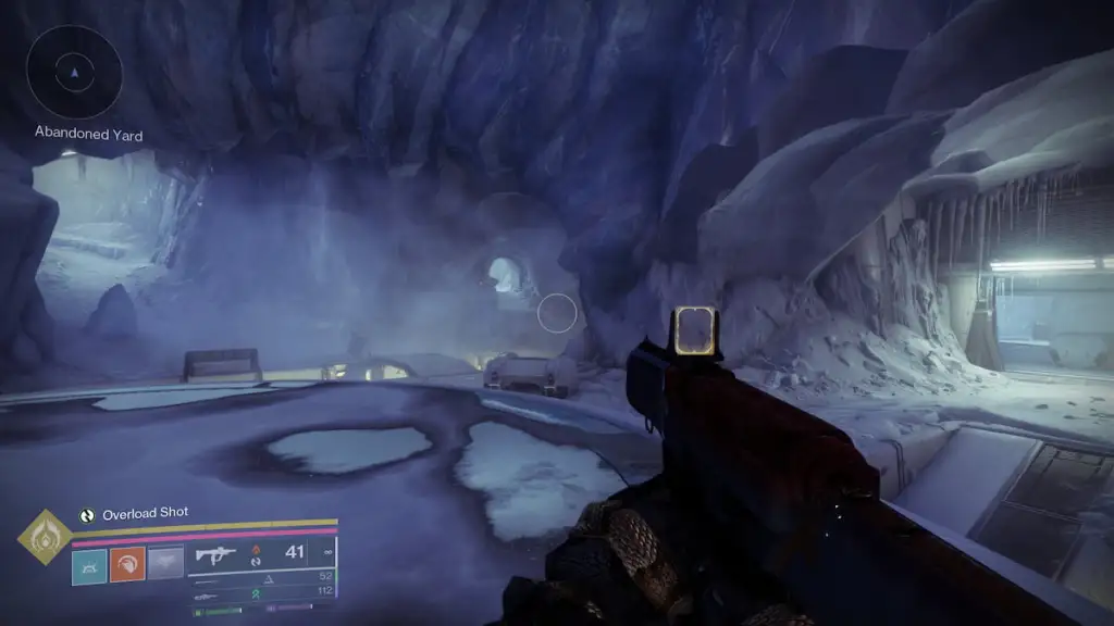 Um guardião aponta para um pequeno túnel na missão Fire and Ice de Destiny 2.