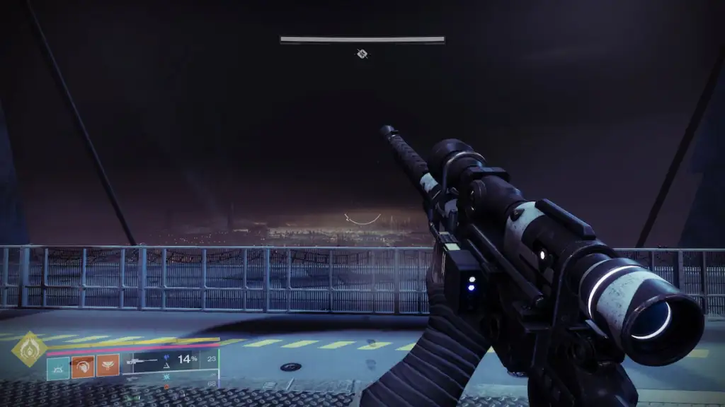 Um guardião recarrega o rifle de precisão Conspiracy Honed ao mesmo tempo indicado na mira, garantindo-lhes um período de menor geração de calor.
