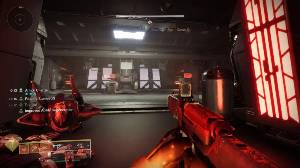 O primeiro baú secreto na masmorra Equilibrium em Destiny 2, localizado acima de uma arma colocada. Dois guardiões estão perto dele e são visíveis através das paredes.