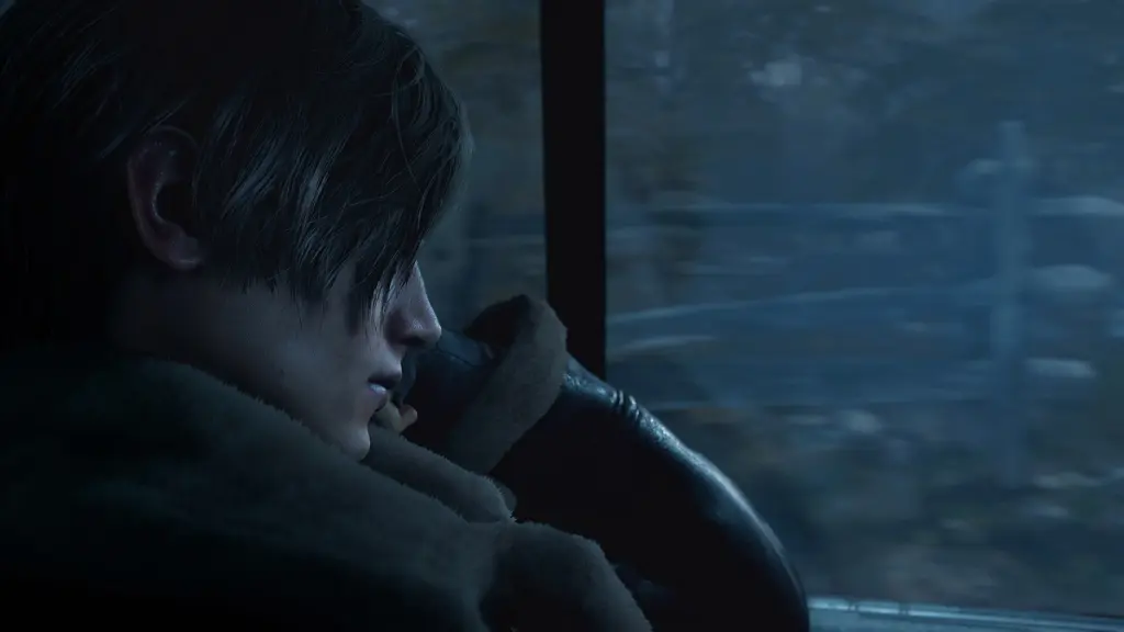 Resident Evil 4 Remake: Leon Kennedy olha pela janela de um carro durante uma noite sombria.