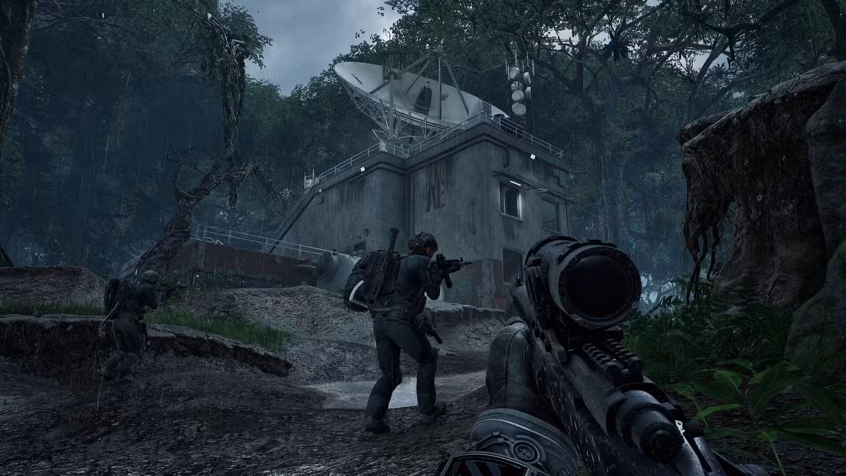 Um jogador em PUBG: Black Budget se aproxima de um prédio com uma antena parabólica na selva com mais dois jogadores na frente deles.