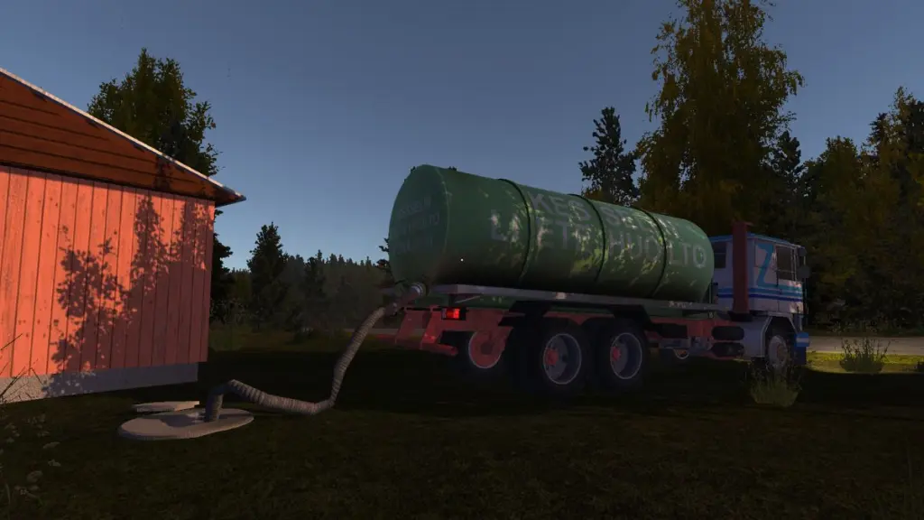 Um caminhão de esgoto drenando uma fossa séptica em My Summer Car.