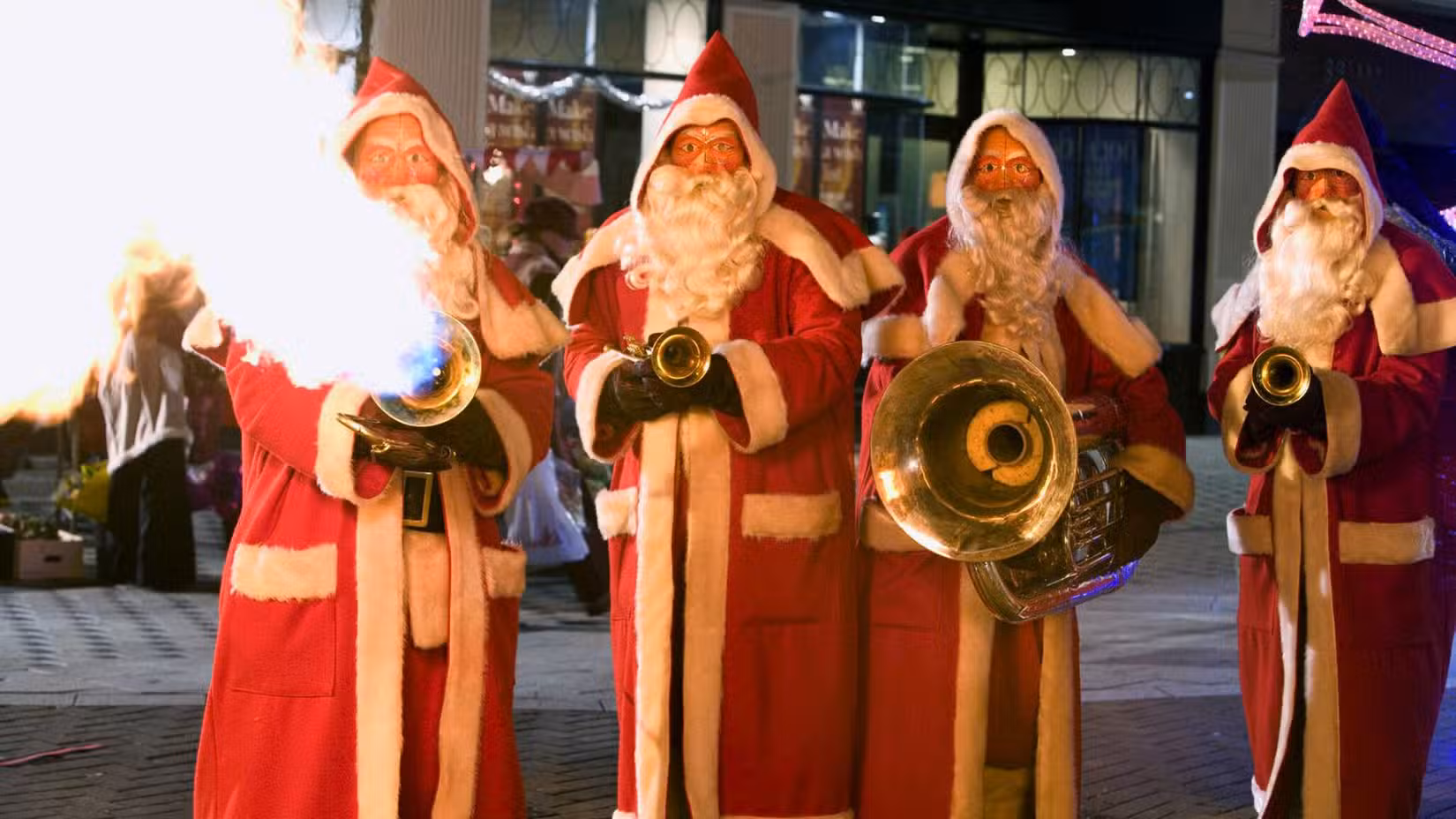 Uma imagem do especial de Natal de Doctor Who de 2005, a Invasão de Natal. Mostra quatro estátuas de Papais Noéis, cada uma com um instrumento musical. Respira-se fogo através de uma trombeta.