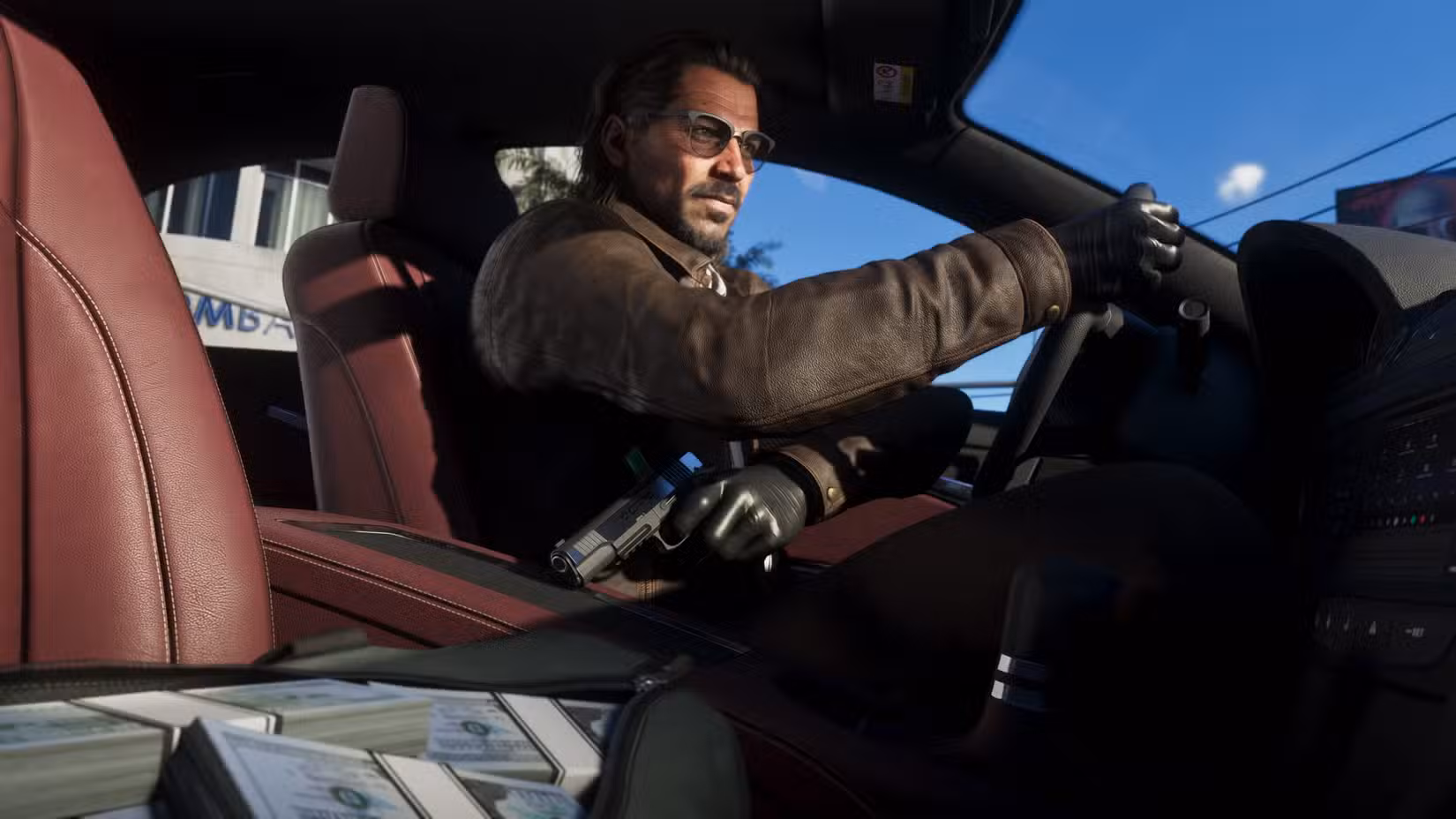 Raul Bautista segura uma arma no banco do motorista de seu carro em Grand Theft Auto 6