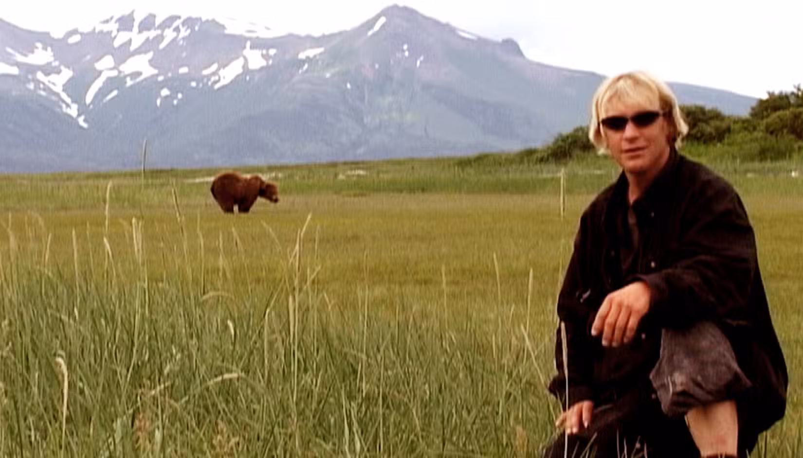 Timothy Treadwell posando na frente de um urso em Grizzly Man