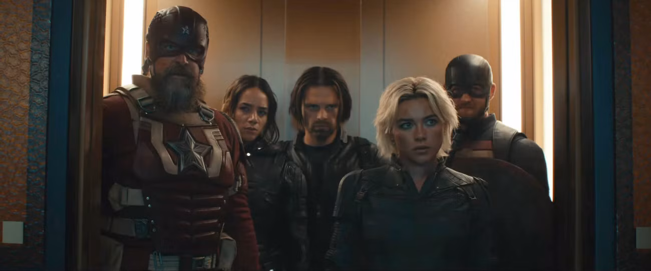 Yelena Belova/Viúva Branca (Florence Pugh) se reúne com a figura paterna Alexei Shostakov/Guardião Vermelho, depois colide com o Agente Americano/John Walker (Wyatt Russell), Fantasma/Ava Starr (Hannah John-Kamen) e o Soldado Invernal/Bucky Barnes (Sebastian Stan) em um elevador em uma foto de Thunderbolts da Marvel*