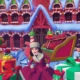 Ajoelhado cercado por caixas de presente no Disney Dreamlight Valley