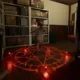Um pequeno fantasma infantil correndo em um círculo de invocação em fasmofobia