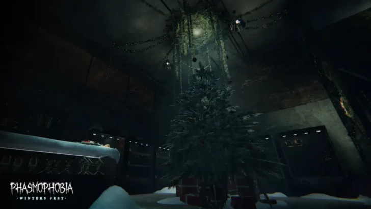 Árvore de Natal no lobby em phasmophobia