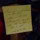 Um post-it lista as falhas dos momentos iniciais do jogo, chamando-o de