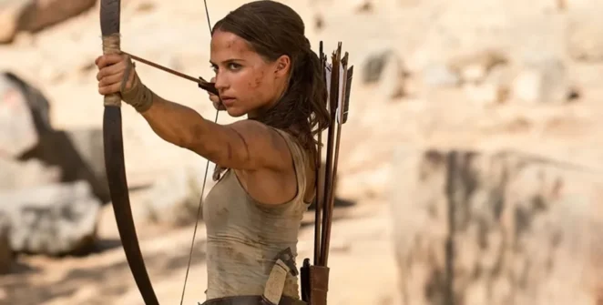 Alicia Vikander como Lara Croft empunhando um arco e flecha
