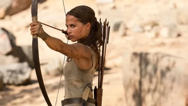 Alicia Vikander como Lara Croft empunhando um arco e flecha