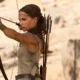 Alicia Vikander como Lara Croft empunhando um arco e flecha