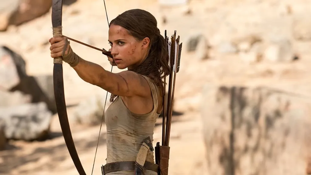 Alicia Vikander como Lara Croft empunhando um arco e flecha
