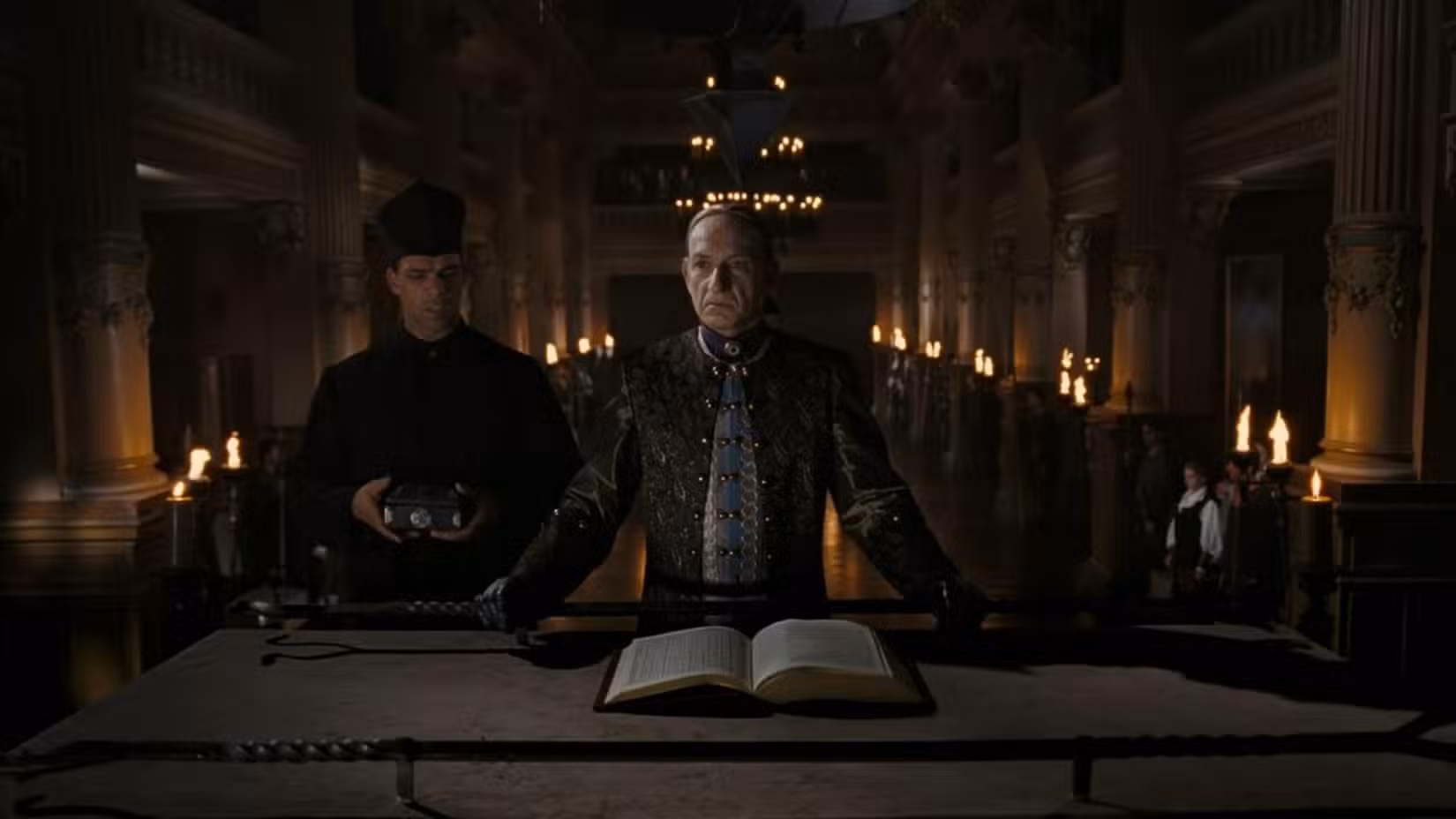 O vencedor do Oscar Ben Kingsley levanta-se da cadeira por um breve momento após uma atuação quase sentado no filme BloodRayne de 2006