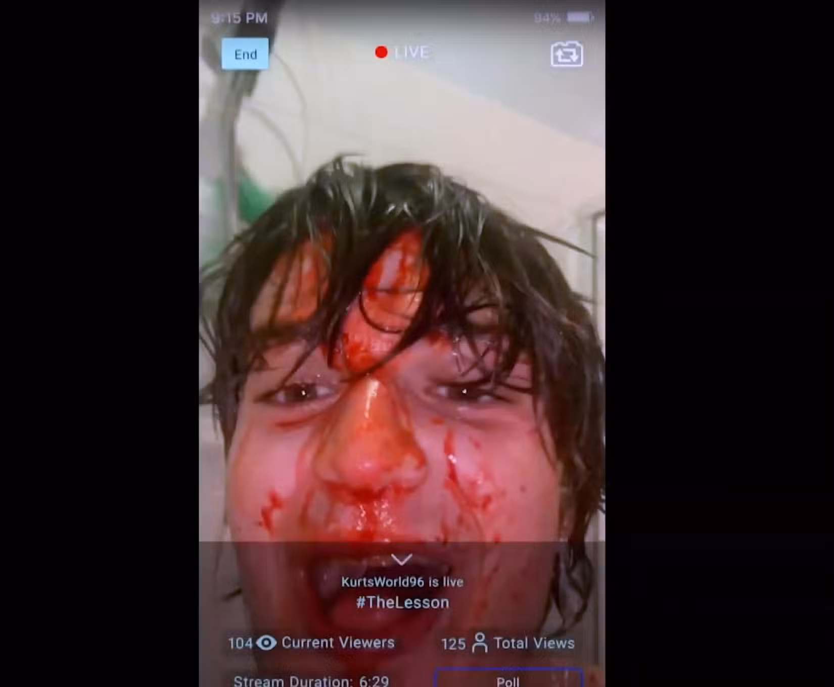 Kurt com o rosto ensanguentado de Joe Keery fala perto de sua câmera selfie em Spree