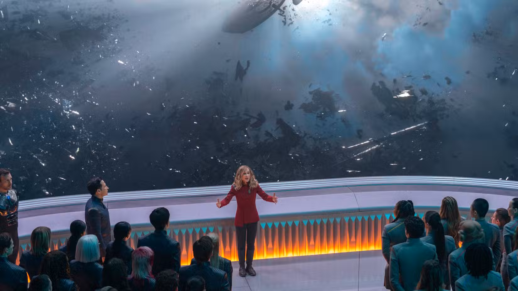 Nahla Ake (Holly Hunter) faz uma apresentação aos alunos da Academia da Frota Estelar em frente a uma janela gigante que mostra as naves da Frota Estelar destruídas no Burn.