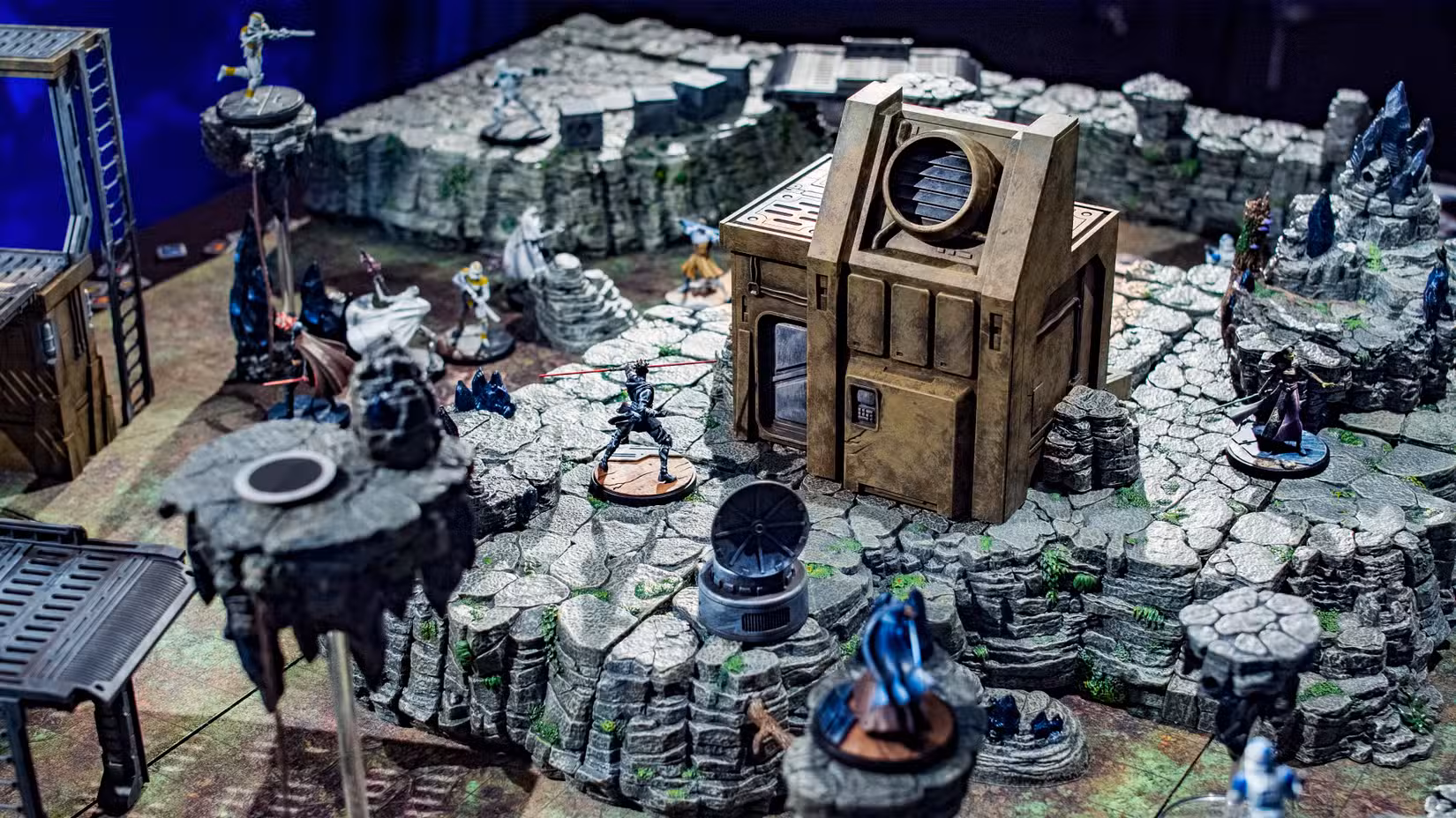 As figuras de Star Wars: Shatterpoint são posicionadas em torno do terreno montanhoso da Dwarven Forge