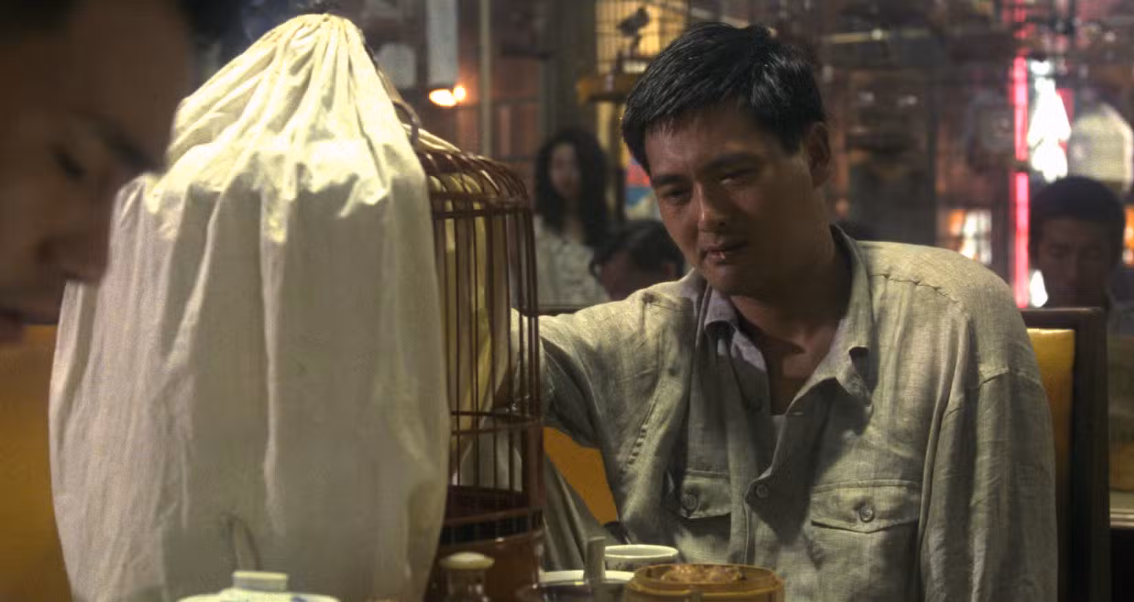 A calmaria antes da tempestade na sequência de tiroteios em Hard Boiled