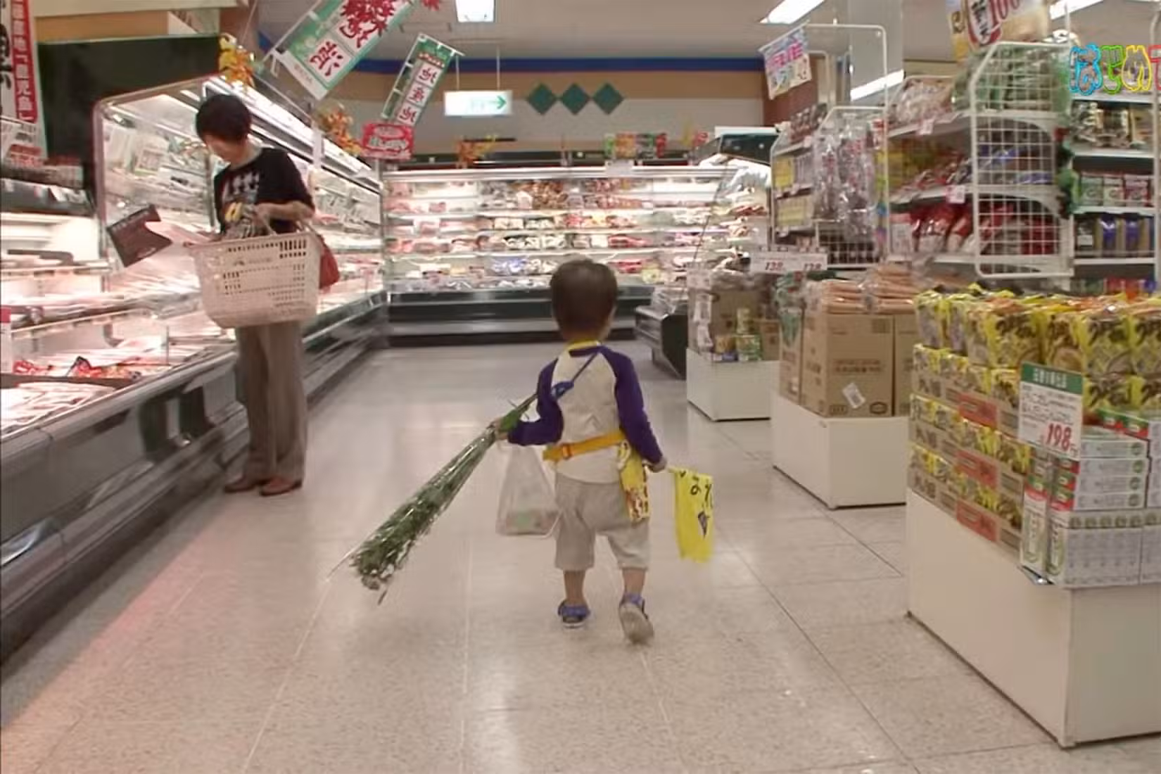 Um garotinho no Japão passeia por um supermercado em Old Enough