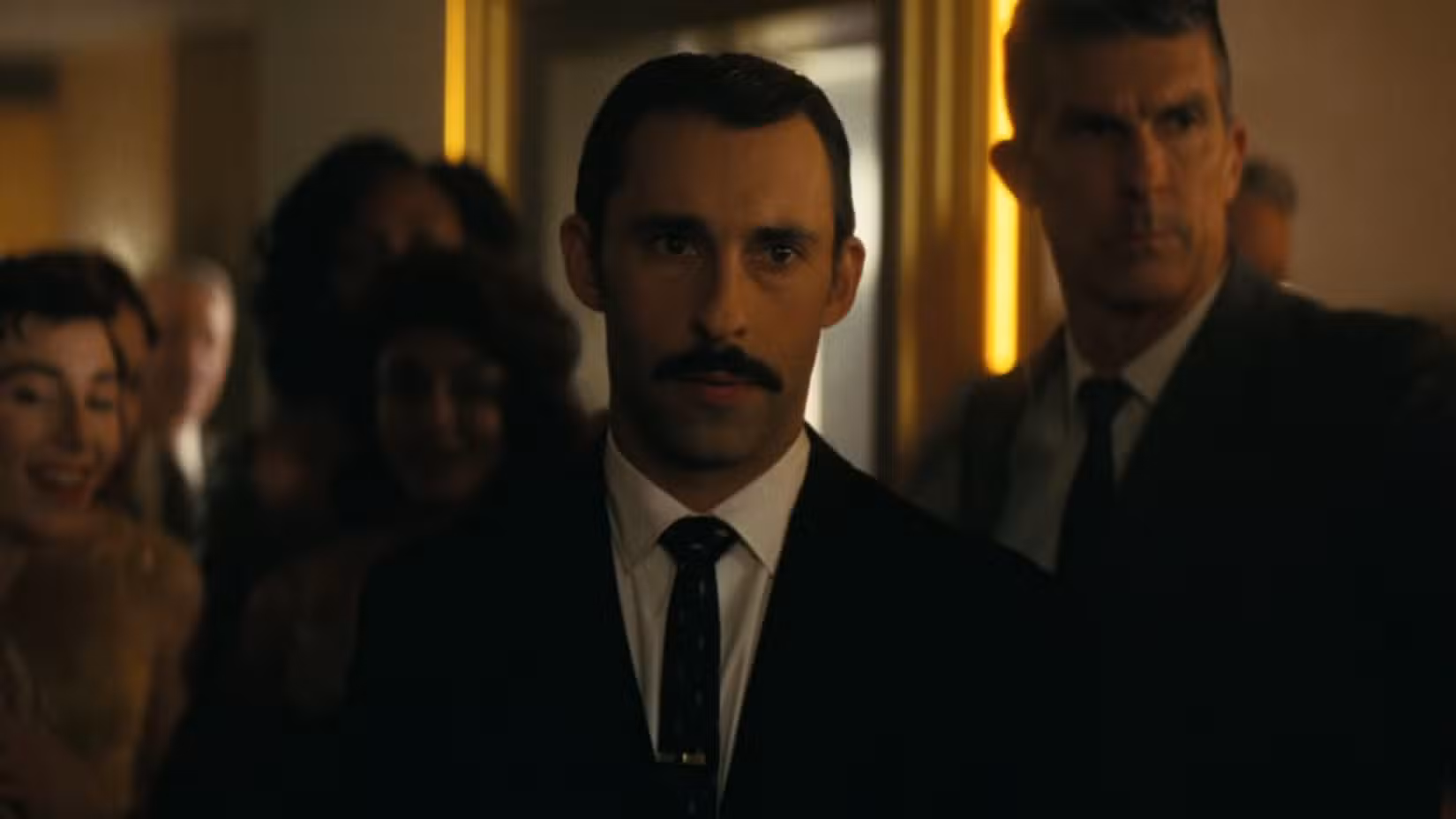 House (Rafi Silver), olhando para Cooper Howard no Lucky 38 em Fallout.