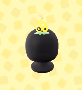 Um pequeno espírito amarelo e verde sentado na cabeça de um manequim em ACNH